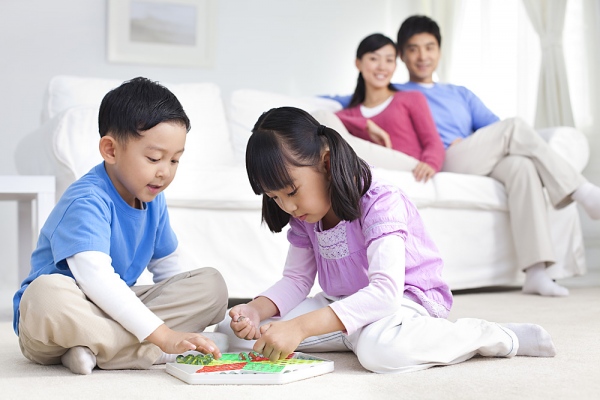 Cha mẹ dạy trẻ theo phương ph&aacute;p montessori đ&uacute;ng c&aacute;ch