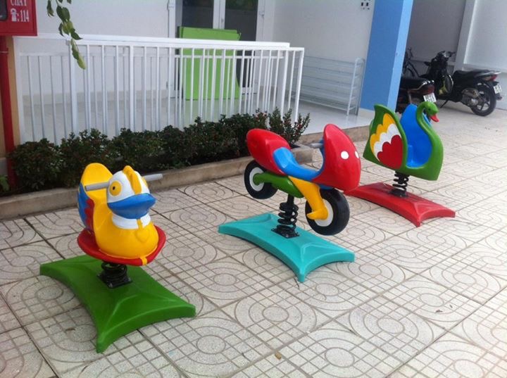 Đồ vận động mầm non nh&uacute;n l&ograve; xo
